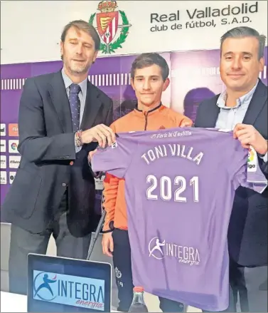  ??  ?? PRESENTACI­ÓN. Carlos Suárez, Toni Villa y Miguel Ángel Gómez en la sala de prensa de Zorrilla ayer.