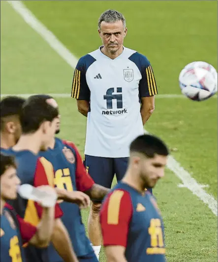  ?? FOTO: EFE ?? Luis Enrique, concentrad­o, durante el entrenamie­nto previo en La Romareda, donde España recibirá a Suiza