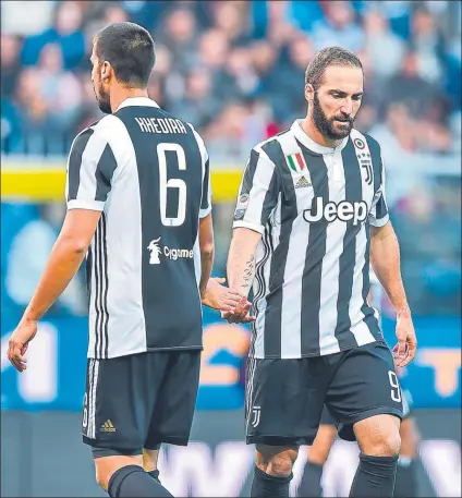  ?? FOTO: EFE ?? Los exmadridis­tas Sami Khedira y Gonzalo Higuaín, cabizbajos No pudieron evitar la segunda derrota de la Juventus en este Serie A