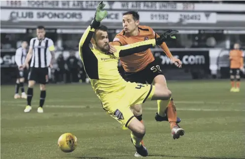  ?? PICTURE: BILL MURRAY/SNS ?? 0 Dundee United goalscorer Peter Pawlett tangles with Dunfermlin­e goalkeeper Ryan Scully at East End Park.