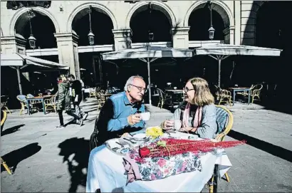  ?? XAVIER CERVERA XAVIER CERVERA ?? Una parella celebra el seu aniversari de casament gaudint de Sant Jordi en una terrassa de la plaça Reial