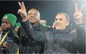  ?? /LEFTY SHIVAMBU ?? New Amakhosi coach Giovanni Solinas with Bobby Motaung and players after winning the Maize Cup at the weekend.