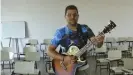  ??  ?? Erinnerung an "gute alte Zeiten": ExHäftling Marlon Samuel da Silva mit seiner Gitarre im APAC von Itaúna