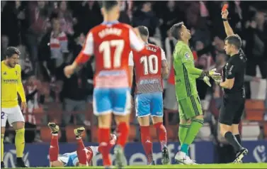  ??  ?? El árbitro Ávalos Barrera, mostrando la roja directa a Cifuentes por su dura entrada a Valentín .