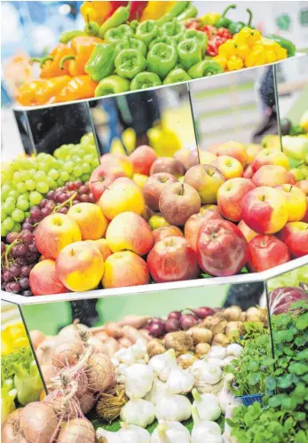  ?? FOTO: FLORIAN SCHUH/DPA ?? Obst und Gemüse sind gesund und gehören unbedingt zu einer ausgewogen­en Ernährung. Dass einzelne Sorten Entzündung­en hemmen können, ist allerdings nicht nachgewies­en.