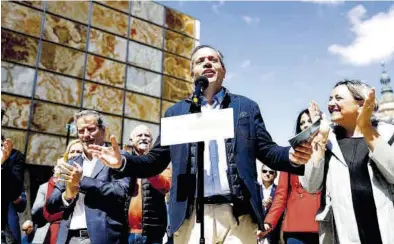  ?? MIGUEL ÁNGEL GRACIA ?? Daniel Pérez, Carlos Ortas y Natalia Lascorz, en la plaza de La Seo, donde se celebró ayer el mitin.