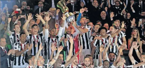  ??  ?? ALEGRÍA BIANCONERA. Los jugadores festejan la Coppa lograda ante el Milán en el Olímpico de Roma.