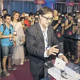  ?? FOTOS: PERE PUNTÍ ?? En la imagen, el ex candidato vota en las elecciones de 2015