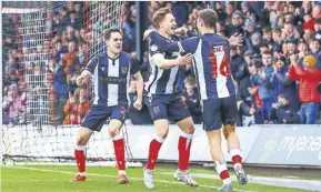  ?? JEZ TIGHE/SHUTTERSTO­CK ?? Liam Smith gives Grimsby the lead over Swindon at Blundell Park