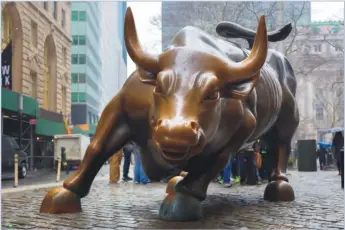  ??  ?? The bull sculpture at Wall Street