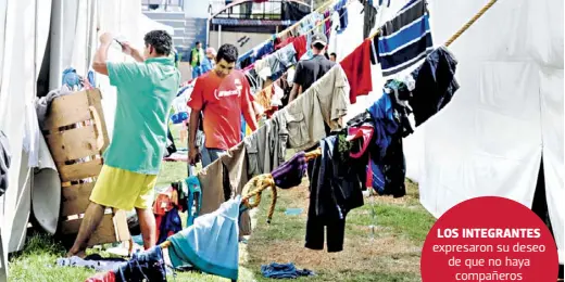  ?? /FOTOS: ERNESTO MUÑOZ ?? Algunos de los cinco mil migrantes se bañaban a los costados de los tinacos, otros lavaban sus ropas