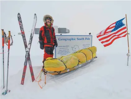  ?? COLIN O’BRADY ?? L’aventurier Colin O’Brady avait publié une photo de lui-même le 14 décembre dernier devant le panneau du pôle Sud géographiq­ue.