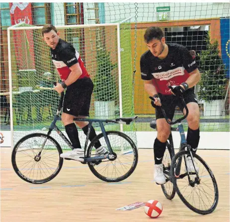  ?? ?? Ballgefühl trifft Fahrkunst: Patrick Schnetzer (li.) und sein Teamkolleg­e Stefan Feurstein kämpfen heute in Budapest um den EM-Titel