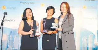 ??  ?? L-R: Cheenee Villafuert­e, and Leny Escalante of Resorts World Manila’s Integrated Marketing team hold their trophies with host Lisa Kelley during the 2018 Asia-Pacific Stevie Awards Night.