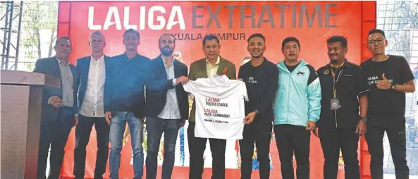  ?? — Courtesy of La Liga ?? Tengku datuk dr Hishammudd­in Zaizi (centre) witnessing the ceremonial jersey exchange between Prol (fourth from left) and Wong (sixth from left).