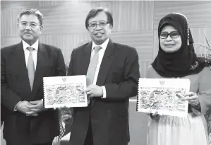  ??  ?? ABANG Johari (tengah) bersama Morshidi (kiri) dan Fatimah (kanan) menunjukka­n buku Jawatankua­sa Kabinet selepas sidang media di Kuching.