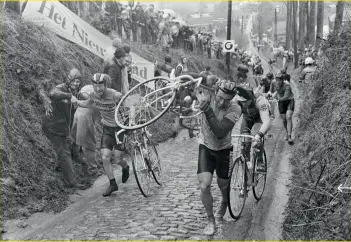 ?? ?? Før moderne cykler med lette gear måtte de fleste proffer hoppe af cyklen og traekke op, når de ramlede ind i Koppenberg.