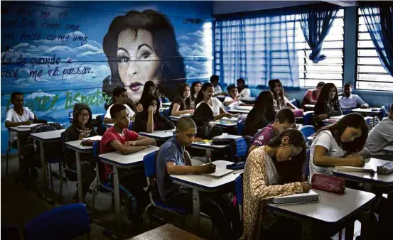  ??  ?? A escritora Clarice Lispector também foi uma das escolhidas para ornamentar a sala de aula; mundo artístico foi o mais lembrado