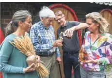  ?? RP-FOTO: HANS-JÜRGEN BAUER ?? Vera (l.) und Sonja Schmittman­n mit ihrem Vater Kurt Schmittman­n (2.v.l.) und Destillate­ur Thorsten Franke