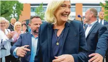  ?? FOTO ČTK/AP, REUTERS ?? včera volil v lokalitě Le Touquet s manželkou Brigitte (vlevo). Marine Le Penová (vpravo dole) i Jean-Luc Mélenchon (vpravo nahoře) mu další vládu nyní mohou „osladit“.