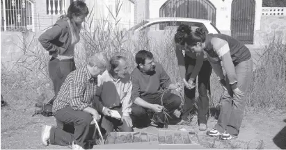  ?? Foto: José Carrión ?? Die Wissenscha­ftler entnehmen Proben mit versteiner­tem Blütenstau­b.