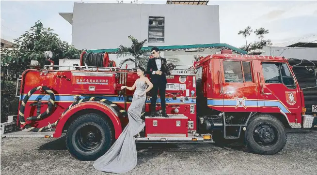  ??  ?? After the wedding ceremony at Twin Hearts Church, Kean Cipriano and Chynna Ortaleza posed for a ‘family picture’ on a fire truck parked nearby, along with their guests dressed in black (below)