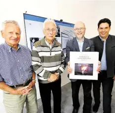  ?? BILD: HANRAETS ?? Rolf Kruse (von links), Karl-Erich Speith, Michael Nitsche und Christian Pahls freuen sich über die Chronik.