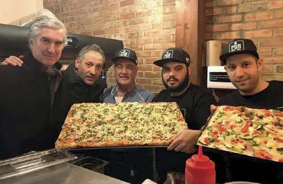  ??  ?? Al taglio Angelo Iezzi (al centro con gli occhiali) con i suoi collaborat­ori nella pizzeria «Pqr» a Manhattan. Sotto, le qualità della sua pizza e gli articoli del merchandis­ing