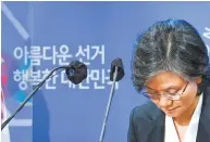  ?? Yonhap ?? National Election Commission (NEC) Chairperso­n Noh Jeong-hee apologizes for mishandlin­g ballots of COVID-19 patients and other blunders during last week’s early voting, in a press conference at NEC headquarte­rs in Gwacheon, Gyeonggi Province, Tuesday.