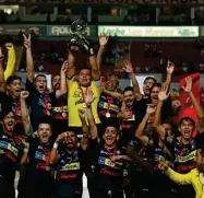  ??  ?? El plantel de Dorados de Sinaloa levanta el trofeo de campeón, ayer