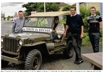  ??  ?? Devant le Jeep du fondateur Jean Ménard (au volant), le trésorier Pascal Vimont ; Mark Kentell, président, et Billy Leblond, salarié de la commune de Souleuvre-en-Bocage (Crédit photo : H.B. / La Percée du Bocage)