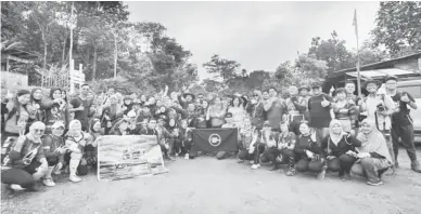  ??  ?? ALBUM: Jamawi (tengah) bersama peserta yang lain mengambil gambar kenangan sebelum memulakan pendakian Layang-Layang Hill Park Kemabong.
