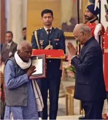  ?? — ASIAN AGE ?? President Ram Nath Kovind presents the award to Ramchandra Manjhi for his contributi­on to the folk music ( Bihar) at Rashtrapat­i Bhavan in New Delhi.