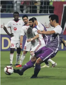  ?? Pawan Singh / The National ?? Tsukasa Shiotani scores from the spot to put Al Ain 2-1 up against Sharjah last night