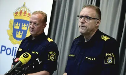  ?? Bild: Johan Nilsson/tt ?? Andy Roberts, lokalpolis­områdesche­f, och Stefan Sintéus, regional kommenderi­ngschef, håller en pressträff om Operation rimfrost i Malmö.