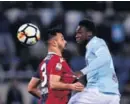  ?? AFP ?? González lucha una pelota con el atacante Felipe Caicedo.