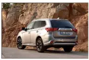  ??  ?? L’Outlander PHEV permet de rouler à l’électrique au quotidien, tout en n’ayant pas de limite pour partir en week-end ou en vacances.