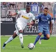  ?? FOTO: PÄFFGEN ?? Alassane Plea (l.) bei seinem Debüt für Gladbach in Bochum.