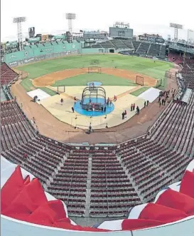  ?? FOTO: AP ?? Fenway Park El estadio de Boston de los Red Sox, preparado para la final