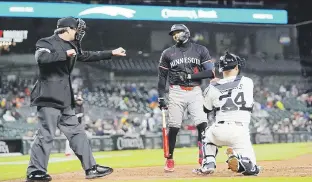  ?? ?? Carlos Correa se toca el costado derecho al ser ponchado sin tirarle en la tercera entrada el viernes.