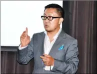  ??  ?? 南加大建築學院院長馬­清運在文化地產論壇演­講。 （記者張越／攝影）