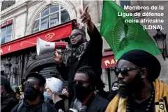  ??  ?? Membres de la Ligue de défense noire africaine
(LDNA).