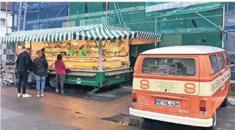  ?? FOTO: SCHÜREN ?? Der mobile Verkaufsst­and war im Vorjahr unter anderem im Einsatz, als das Schüren-Stammhaus an der Ecke Flurstraße/Kaiserbusc­h in Haan von Grund auf saniert wurde.