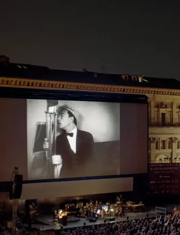  ??  ?? Stelle Buster Keaton in piazza Maggiore con l’orchestra del Comunale. A destra Henry Fonda