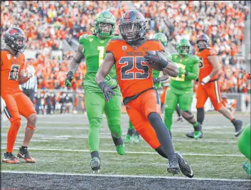  ?? Amanda Loman
The Associated Press ?? Oregon State’s Isaiah Newell scores a touchdown Saturday against Oregon. The Beavers opened the day as 2½- to 3-point underdogs but were favored at kickoff.