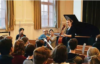  ?? RP-FOTO: WOLFGANG KAISER ?? Cellistin Martha Bijlsma im Gespräch mit den Schülern. Mit ihren Mitmusiker­n Kana Sugimura, Violine, Endri Nini, Klavier, und Anna Szulc-Kapala, Viola, sorgte sie auch für Musikbeisp­iele.