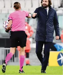  ?? LAPRESSE ?? Andrea Pirlo saluta col gomito l’arbitro Frappart a fine gara