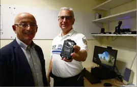  ?? (Photo Patrick Blanchard) ?? Le maire, Jean-Claude Charlois, et le directeur de la police municipale gardéenne, Rémy Cirina, conquis par l’usage des caméras-piétons.