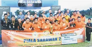  ??  ?? NAIB JUARA: Skuad Bintulu meraikan kemenangan setelah muncul naib juara Piala Sarawak 2017 di Mukah kelmarin.