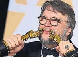  ?? (AP) ?? A dos manos. Guillermo del Toro, feliz con los galardones a mejor director y a mejor película por “La forma del agua”.